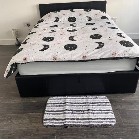 The Serviced Accommodations Harlow Bagian luar foto