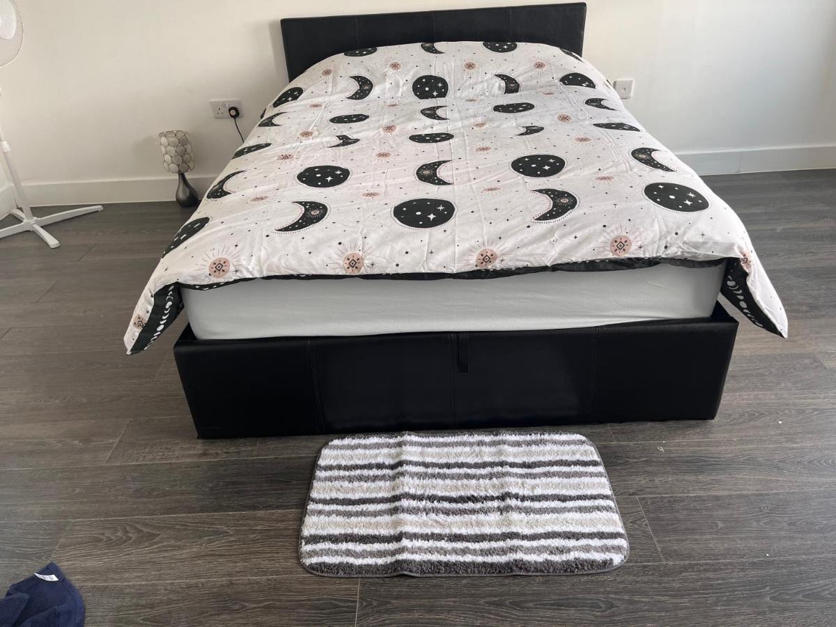 The Serviced Accommodations Harlow Bagian luar foto
